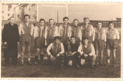 Nestarší dochovaná fotografi Hradiště píše se rok 1946. Druhý zleva stojí můj děda také Pepík Motlík.