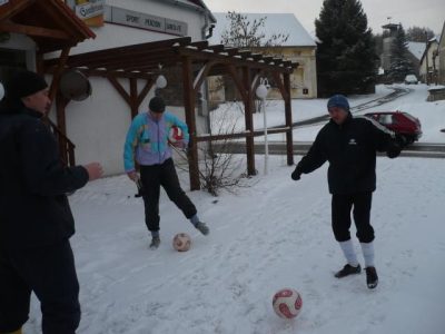 Před fotbálkem na sněhu.