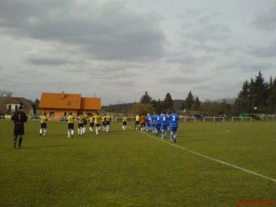 Vzorný nástup na hřiště v našich "retro" dresech