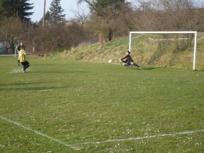 Vondris právě vyráží penaltu.