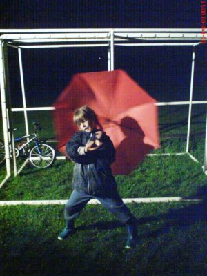 Toto není záběr z muzikálu Zpívání v dešti, ale Kubrtovic Kačenka, která byla nejpilnější tanečnicí večera.