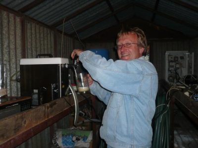 Milánek si právě dává další teplé pivo! Ale směje se. Tak mu to asi moc nevadilo.