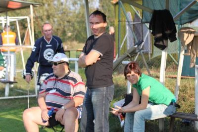 Lavička před zápasem.