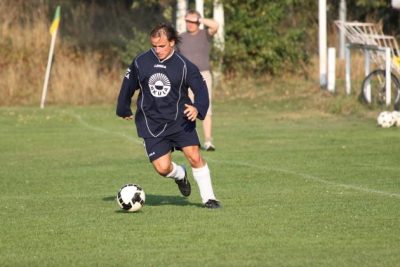 Hary pózuje.