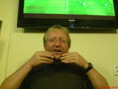 A zde pozor!!!! V dolní části snímku ukazuje sokolský předsada, kterak se má šetřit čas při pití citruse. V horní polovině snímku je vidět pravý důvod naší přítomnosti v restauraci - fotbalový zápas Čeko - Kostarika na MS "20".