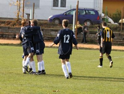 Hery právě vstřelil branku na 1:0.