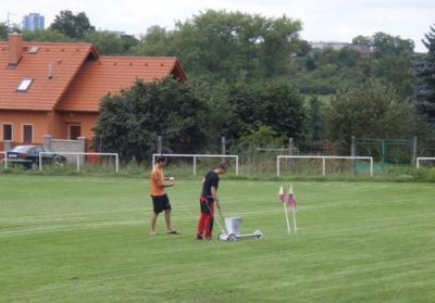 hřiště vzorně nalajnoval Bezďa s Bihym, když Bery vše důkladně vyměřil