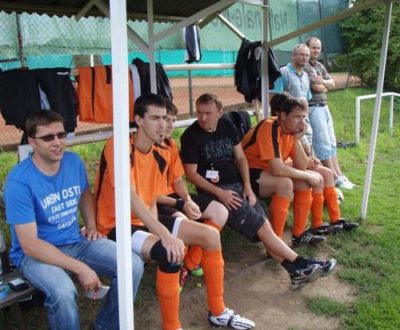 plná střídačka sledobala bedlivě boj na hřišti