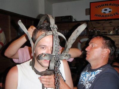 jednou z cen byla kovová maska